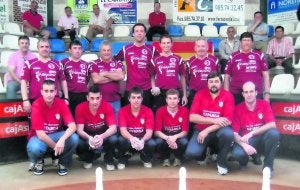 La Joécara, abajo, se proclamó campeón regional de primera categoría al derrotar a La Venta A, arriba, en la bolera de Noreña. ::
G. F. B.