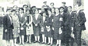 Un grupo de postulantes con sus huchas en la mano. Corría el año 1929. ::                             A.C.R.