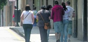 Familiares y allegados de María del Rosario García abandonan la calle Cean Bermúdez, donde se produjo el crimen. ::                             FOTOS: JOAQUÍN PAÑEDA