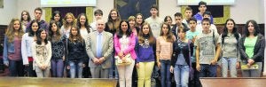 El rector de la Universidad de Oviedo y la directora general de Universidades con los 28 primeros alumnos del Campus Científico de Verano. ::
JESÚS DÍAZ