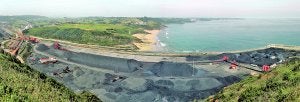 Panorámica desde la Campa de Torres donde se observa el parque de carbones de la explanada de Aboño y las playas de Peña María y Xivares . ::                             J. PAÑEDA