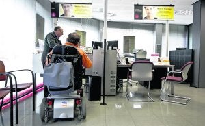 Rafa Funes, con tetraparesia, espera para realizar una gestión en la sede de una institución. ::
JUAN CARLOS ROMÁN