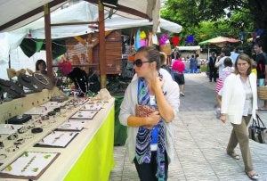La bisutería formó parte de la oferta de productos del Mercado Astur en Luanco. ::                             P. G-P.