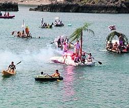 Un momento de la travesía de las originales embarcaciones. ::                             E. C.