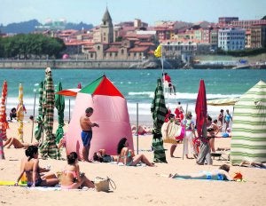 Bañistas aprovechando las pocas horas de sol que hizo ayer. ::                             JORGE PETEIRO