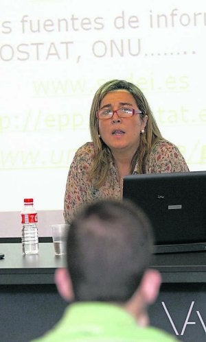 La profesora María del Mar Llorente, durante la conferencia de la tarde. ::
SERGIO LÓPEZ