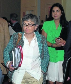 La consejera Ana González, a su llegada a la Junta. ::                             JESÚS DÍAZ