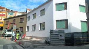 Operarios de la empresa Dragados ultiman la rehabilitación del edificio de la antigua fábrica de Ortiz. ::                             P. G.-P.