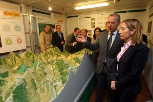 La ministra de Fomento, Ana Pastor, sigue las indicaciones que un técnico le da sobre el avance de la variante de Pajares. ::                             ALEX PIÑA