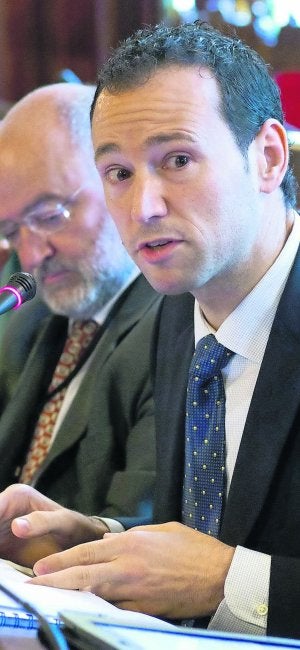 Guillermo Martínez, durante su comparecencia en la Junta. ::                             PIÑA