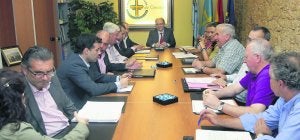 Un momento de la reunión de la ejecutiva de la Federación Asturiana de Concejos, ayer, en Oviedo, con el presidente y alcalde de Pravia, Antonio de Luis Solar, en la cabecera de la mesa. ::                             EFE / CEREIJIDO