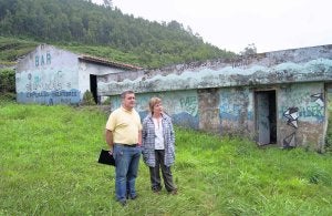 Jorge Palacio y Blanca González, delante de las ruinas de los antiguos edificios de la playa de Merón. ::                             L. I. A.