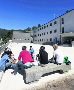 El IES de Infiesto es el que refleja mayor cuantía irregular. ::                             NEL ACEBAL