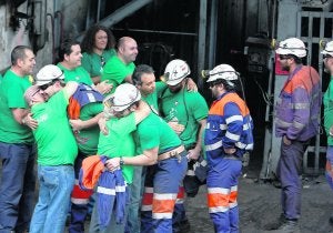 Los encerrados de Nicolasa son recibidos por los líderes del SOMA, ayer. ::                             J. M. PARDO