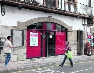 Oficina del Banco Pastor de Cangas de Onís, cerrada al público desde la fusión con el Banco Popular. ::                             NEL ACEBAL