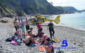 Rescate del bañista de la playa del Silencio, en Cudillero, que resultó herido por una piedra. ::                             BOMBEROS
