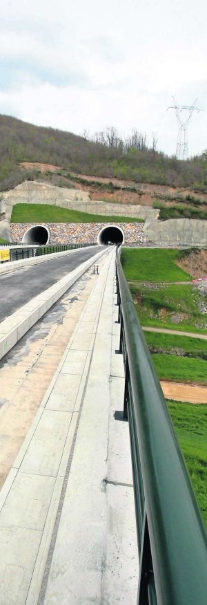 Túneles de San Blas, en Sotiello (Lena), en la vertiente asturiana de la variante de Pajares. ::                             ALEX PIÑA