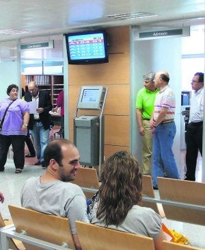 Pacientes, a la espera de cita en el Hospital de Cabueñes. ::                             JOSÉ SIMAL