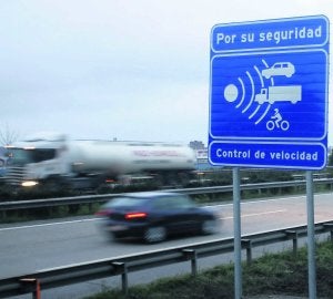 Una señal advierte de la presencia del radar situado en la entrada a Gijón por la GJ-81. ::                             P. CITOULA