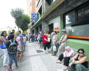 Una de las colas para poder recoger libros de intercambio. ::                             J. BILBAO