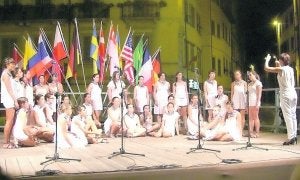 Un momento de la actuación de la joven formación coral luanquina de El León de Oro en Italia. ::                             E. C.