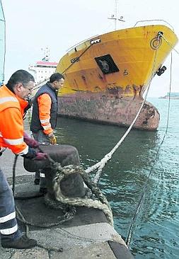 El 'Civra' estuvo casi dos años detenido en El Musel. ::                             JOSÉ SIMAL