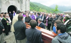 Estudiantes del seminario de Oviedo sacan el féretro de Santiago Lorido del santuario de Nuestra Señora de Cébrano tras el funeral. ::
PAÑEDA