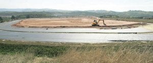Las máquinas empezaron hace unos días a echar el primer firme de la ZALIA, lo que permite vislumbrar ya sus futuros viales internos. ::
LUIS SEVILLA