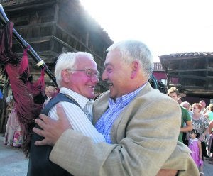 Sastre, gaitero, pintor, alcalde. César Fernández Pello abraza al alcalde de Bueño, José Ramón García Saiz, a su llegada a la celebración del Pueblo Ejemplar.