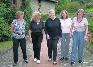 De izquierda a derecha, las argentinas Estela Dendarys, Ruth Eiberman, Ruth Jaffe, Jessie Burning y Amalia Díaz, en las instalaciones del hotel El Molino de Tresgrandas, regentado por Luis Sanz. ::                             G. F. B.