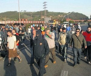 Trabajadores durante la huelga de Arcelor de anteayer. ::                             P. UCHA