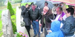 El hermano y el padre de Felisín, junto al párroco, al descubrir la placa ayer en Boquerizo. ::                             G. F. B.