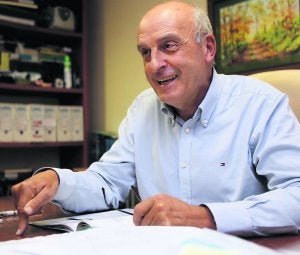 Eduardo Serrano en su nuevo despacho de pasante. ::                             MARIO ROJAS