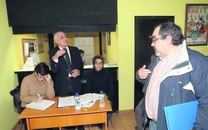 Manuel Freije (a la izquierda) y Jenaro Soto durante la asamblea de anoche. ::                             PABLO NOSTI