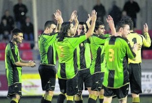 Los jugadores del Llano 2000 agradecen el apoyo de sus aficionados. ::
P. CITOULA
