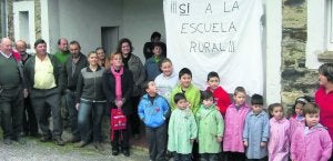 Padres y alumnos se concentraron ayer ante la escuela rural de Busmente para reclamar su continuidad. ::                             I. G.