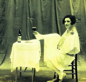 Regina García brinda con una copa de vino. ::                             FOTOS CEDIDAS POR LA FAMILIA