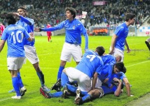 Los jugadores azules festejan el gol                         de Cervero, que les dio el triunfo y el tercer puesto en la tabla. ::                             MARIO ROJAS