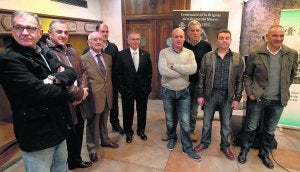 Brigadistas de varias generaciones que ayer compartieron recuerdos en una espicha de hermanamiento enmarcada en la celebración del centenario de la unidad de salvamento. ::
JUAN CARLOS ROMÁN