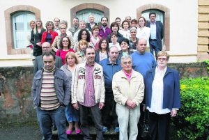 Profesionales, enfermos y familiares de la Unidad de Gestión Clínica de Salud Mental, reunidos con motivo del premio de LA VOZ. ::                             MARIETA