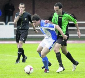 Davo protege la pelota ante Llerandi. ::
MARIO ROJAS