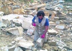 Gerardo Morís, cortando piedra en la cantera. ::                             E. C.