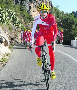 Dani Navarro, con su equipo en un entrenamiento. ::
E. C.