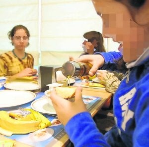 Un grupo de niños desayuna en un comedor escolar. ::
MARIETA