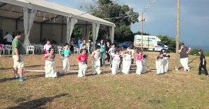Los niños, durante la carrera de sacos. ::                             E. C.
