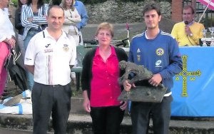 Benito Fernández, Milagros Posada, hija del homenajeado, y Mario Pinta, ganador del Memorial. ::
G. F. B.