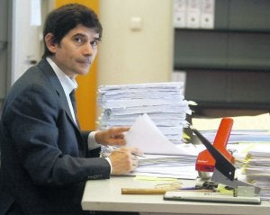 El magistrado-juez Ángel Sorando, trabajando en su juzgado. ::
MARIO ROJAS