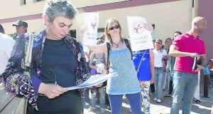 Personal de los centros de 0 a 3 entregaron una carta a la consejera minutos antes de la reapertura de la mina de Arnao. ::                             MARIETA