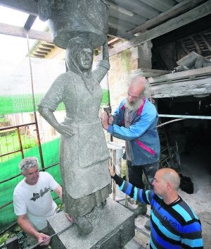 Juan Antonio Noriega y sus ayudantes trabajan en la escultura. ::
N. A.