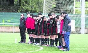 Los compañeros del Miranda juvenil en su homenaje a Kevin Muñoz. ::
MARIETA